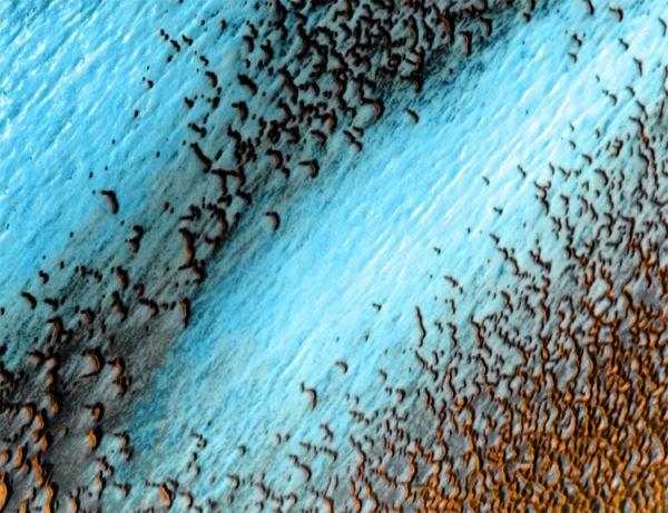 Фото дня: синие дюны на Красной планете